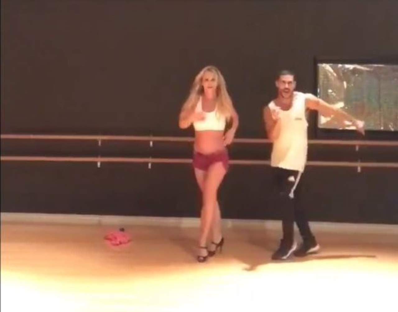 Britney subió un video bailando salsa. (ESPECIAL) 