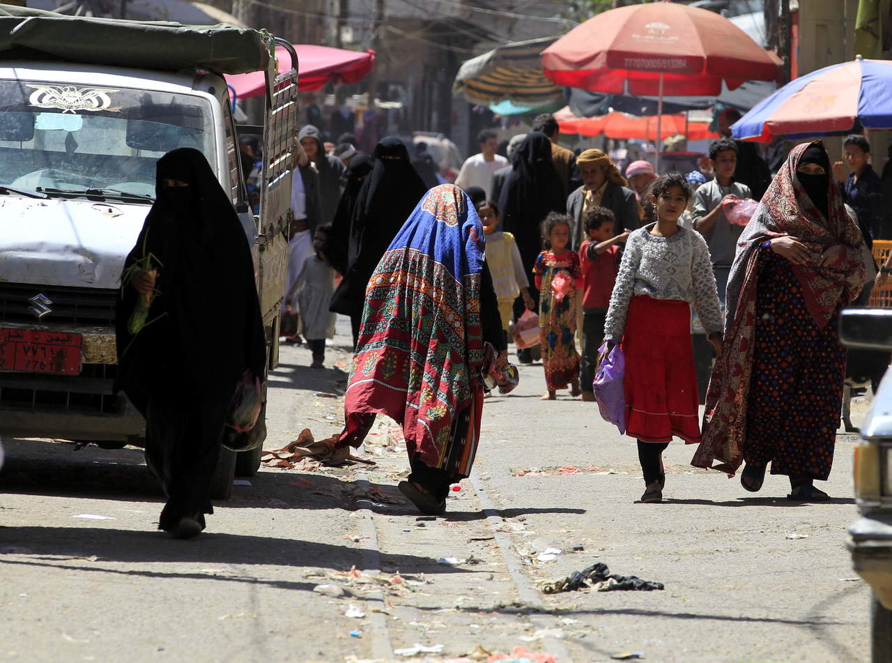 La medida se tomó mientras la moneda local de Yemen se ha ido devaluando, lo que aumenta los precios de alimentos y combustible, y provoca temores de que empeore la crisis humanitaria. (ARCHIVO)
