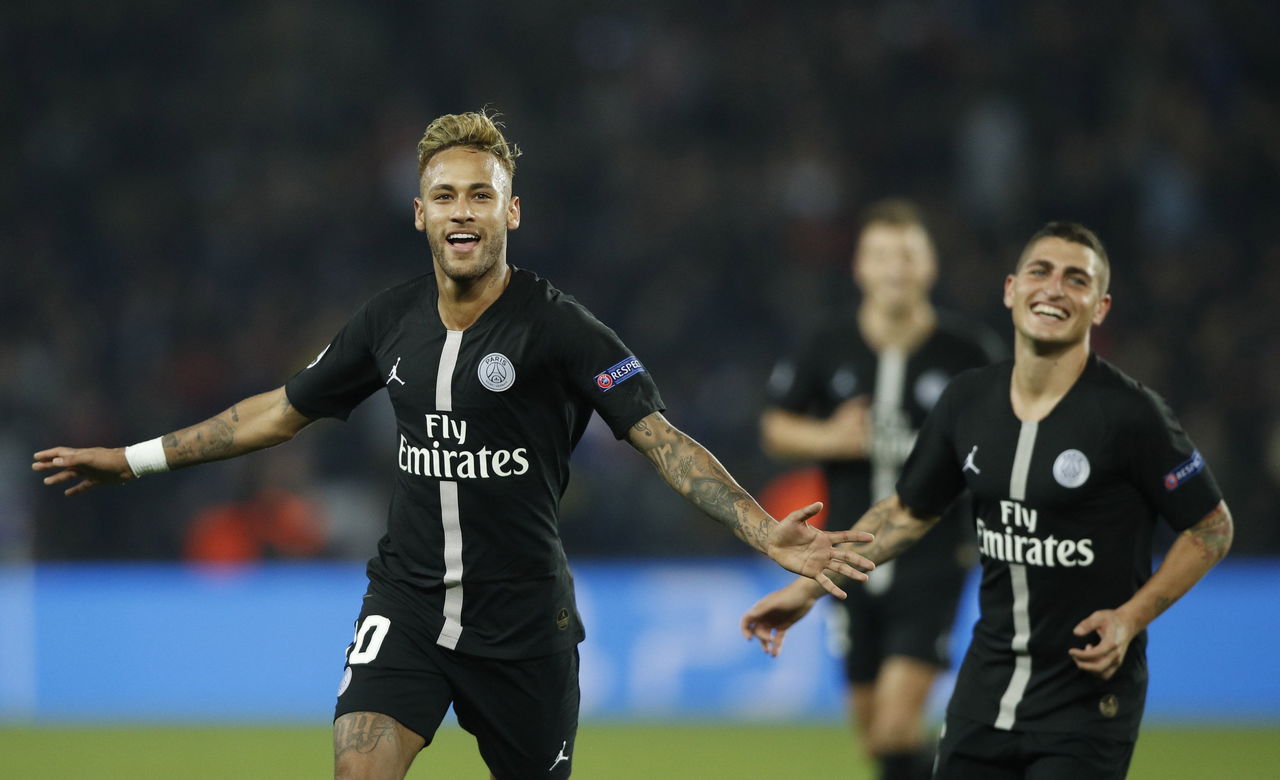 Neymar, de París Saint Germain, celebra tras marcar el 6-1, durante un partido del grupo C de la Liga de Campeones de la UEFA.