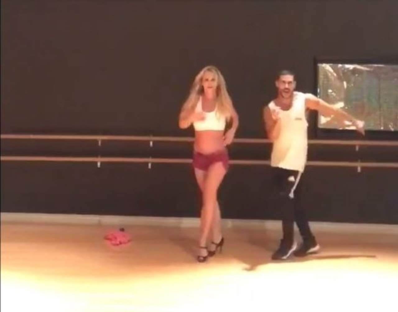 Salsa. En el video, Britney Spears baila salsa a ritmo del tema 'Chantaje'.