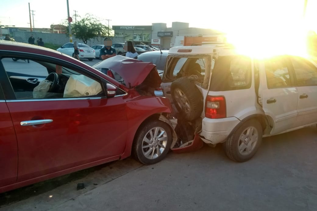 Destrozados. Cuatro vehículos quedaron con daños de consideración luego de chocar frente a un colegio particular en Torreón.
