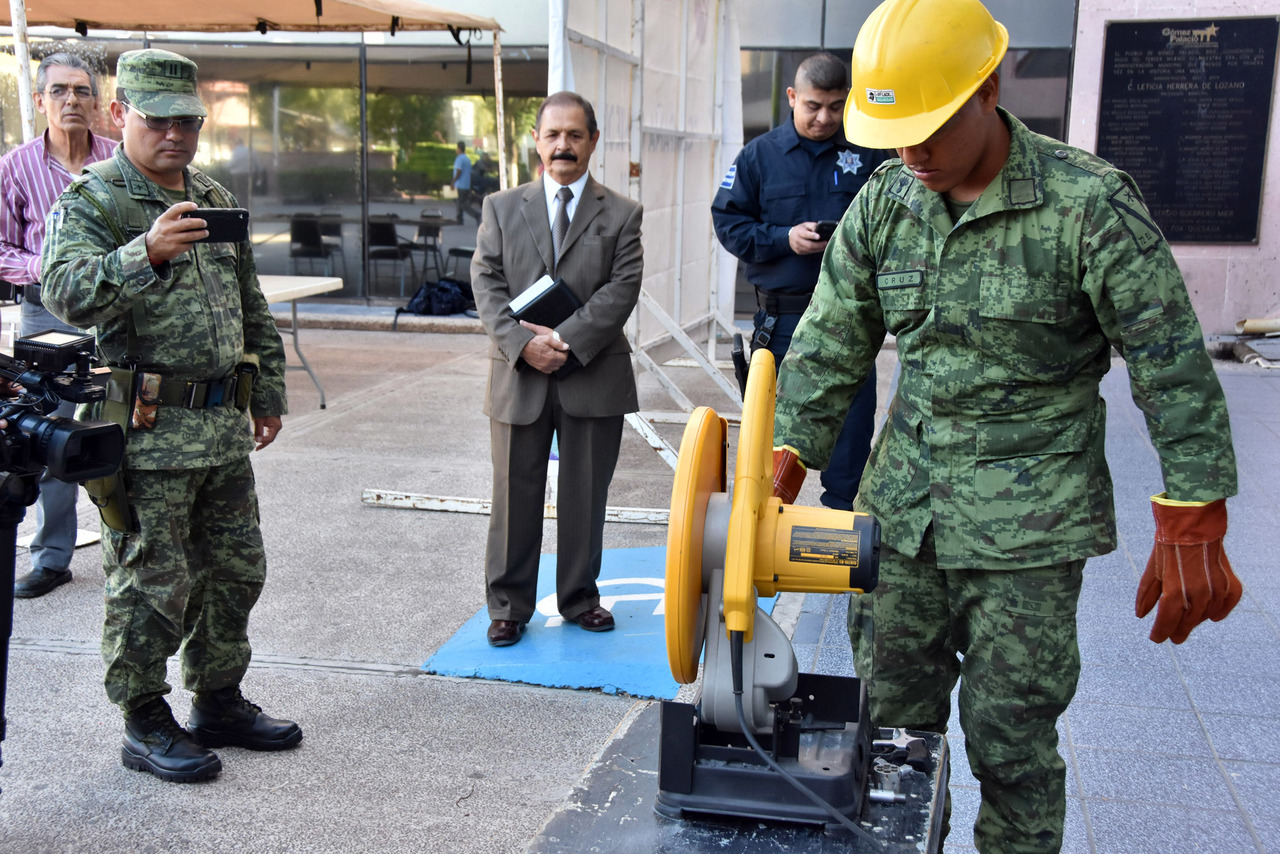 Canje. Se instaló un módulo de canje de armas en la explanada de la presidencia municipal. (EL SIGLO DE TORREÓN)