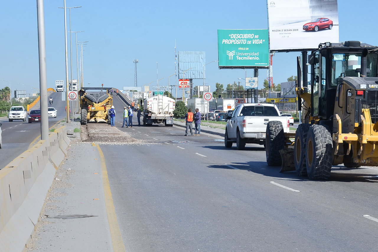 Rehabilitación. Ayer iniciaron los trabajos de recarpeteo en el Periférico de Torreón. El tramo de Puente Bravo a Puente El Campesino en sus carriles centrales permanecerá cerrado hasta el 27. (FERNANDO COMPEÁN)