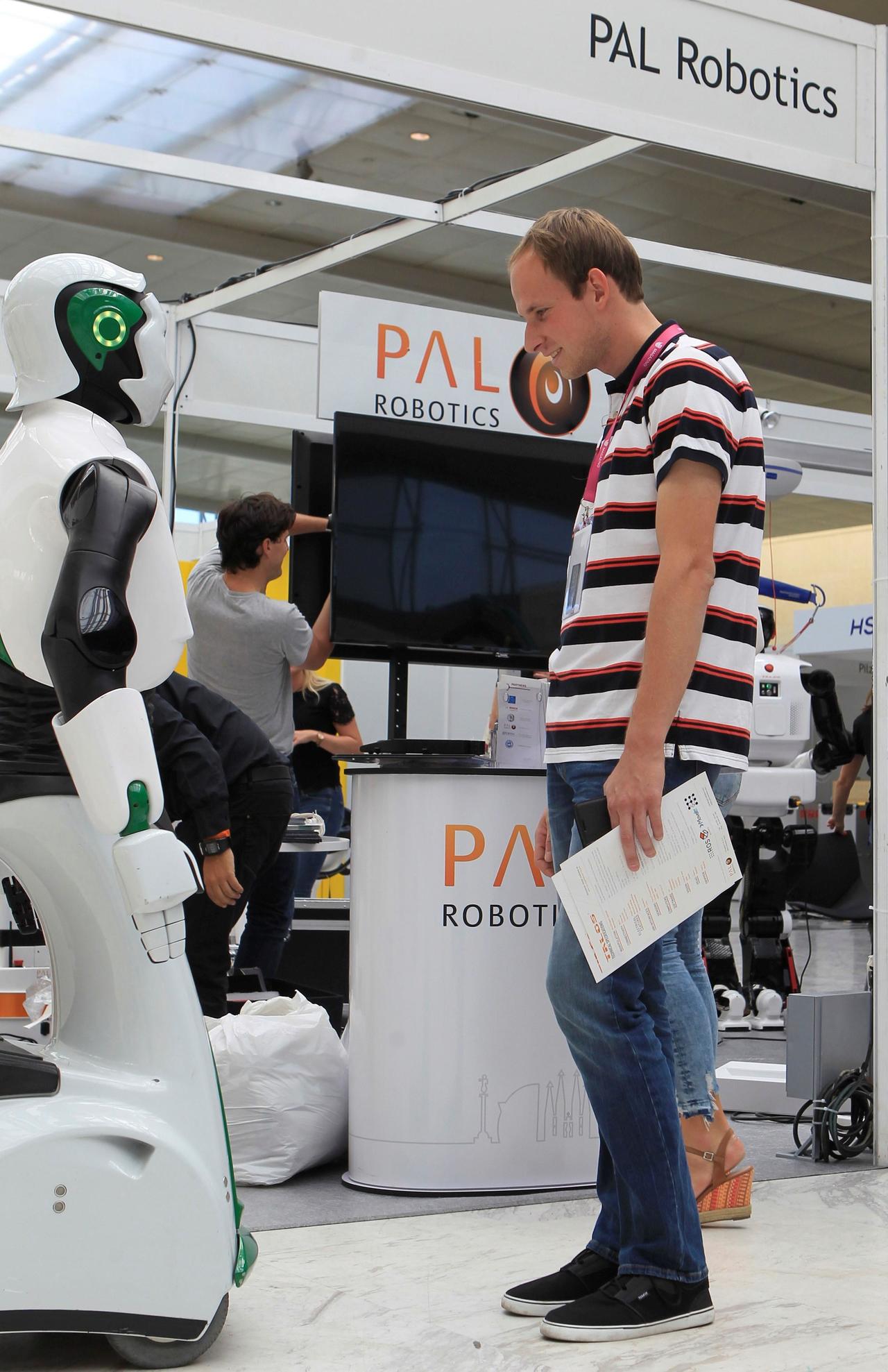 Amigables.Los Robots sociables se han vuelto populares en todo el mundo, existen versiones muy amigables como el robot mesero. (ARCHIVO)