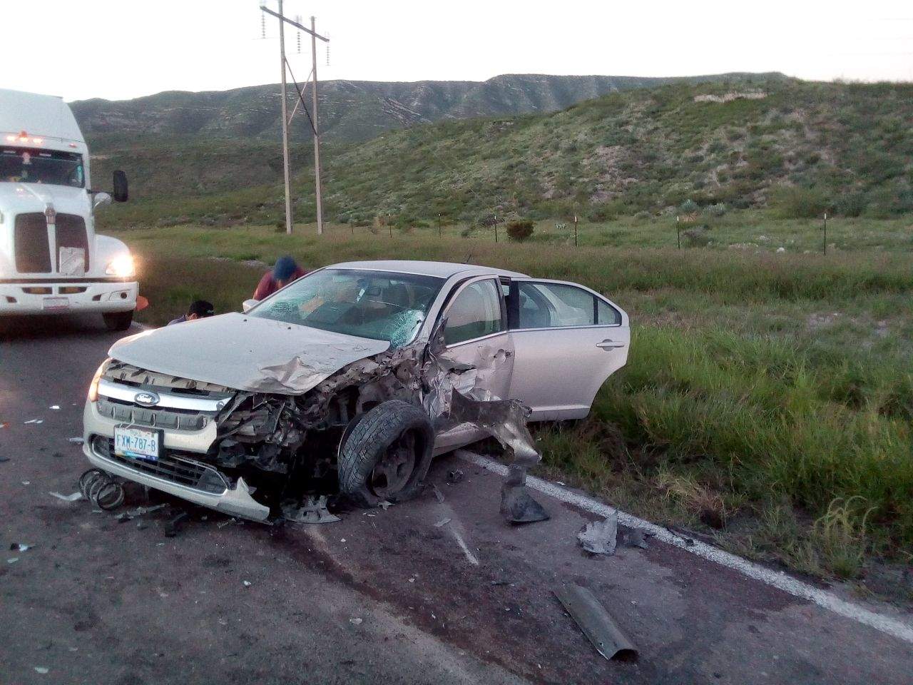 El vehículo fue impactado por una camioneta en la carretera libra Gómez Palacio-Durango. (EL SIGLO DE TORREÓN) 