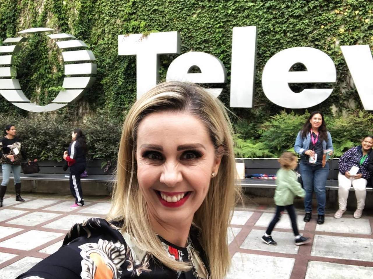 Atala Sarmiento subió una fotografía desde Televisa. (INSTAGRAM) 