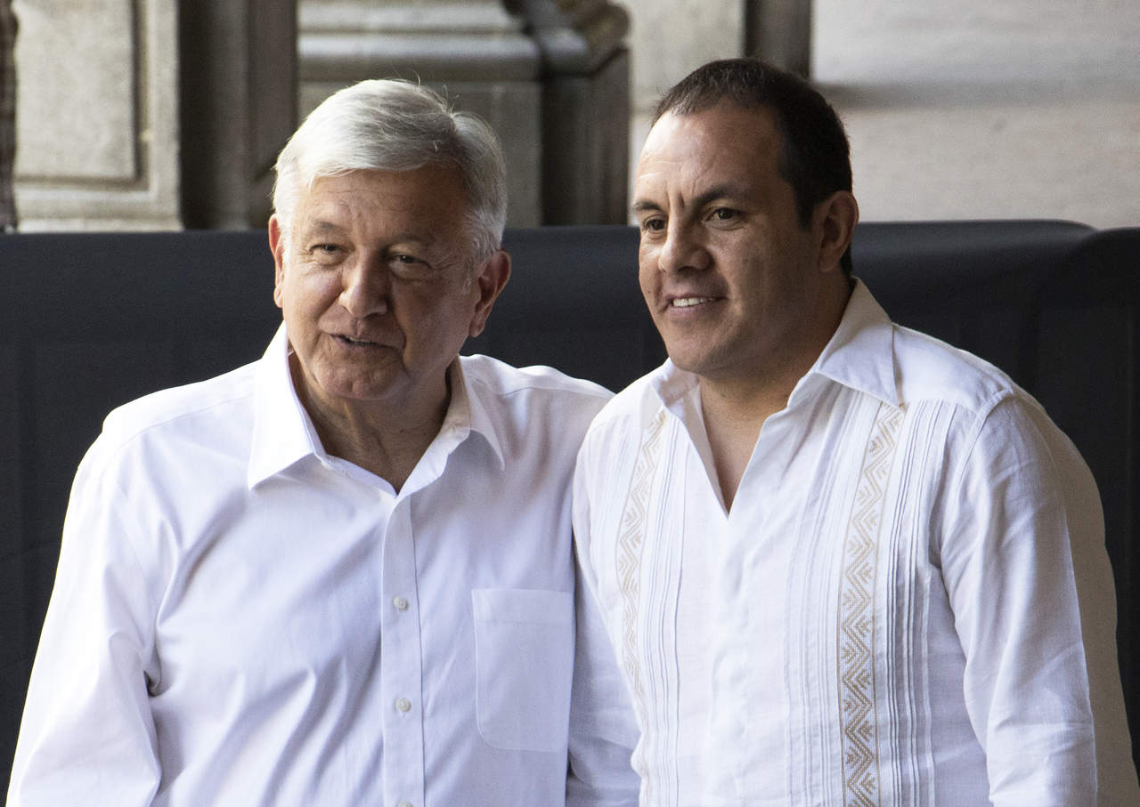 A su llegada, López Obrador fue recibido por Blanco en la entrada del Palacio de Gobierno, donde se saludaron con un abrazo. (NOTIMEX) 

