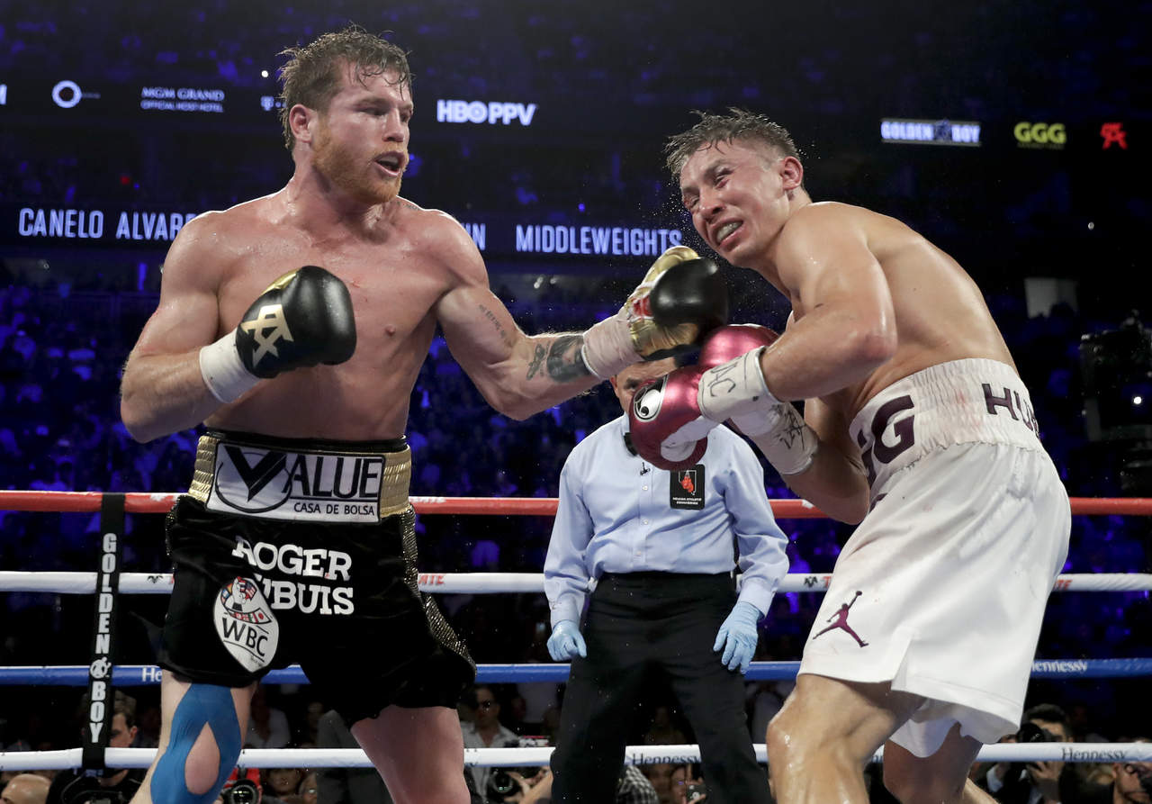 'Estamos contentos, fue una pelea increíble, yo no voy a descartar una tercera, creo que el público se la merece, pero lo primero es lo primero, ya lo superó, ya le ganó y veremos si 'Canelo' le da otra oportunidad a Golovkin', dijo el promotor Óscar de la Hoya. (ARCHIVO)