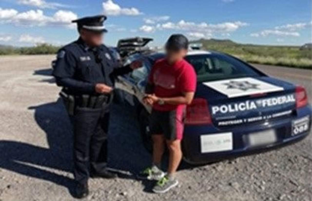 La detención se realizó en la Gómez Palacio-Jiménez, lugar donde los agentes federales detectaron un vehículo que circulaba a exceso de velocidad, por lo que se procedió a detenerlo. (ESPECIAL)