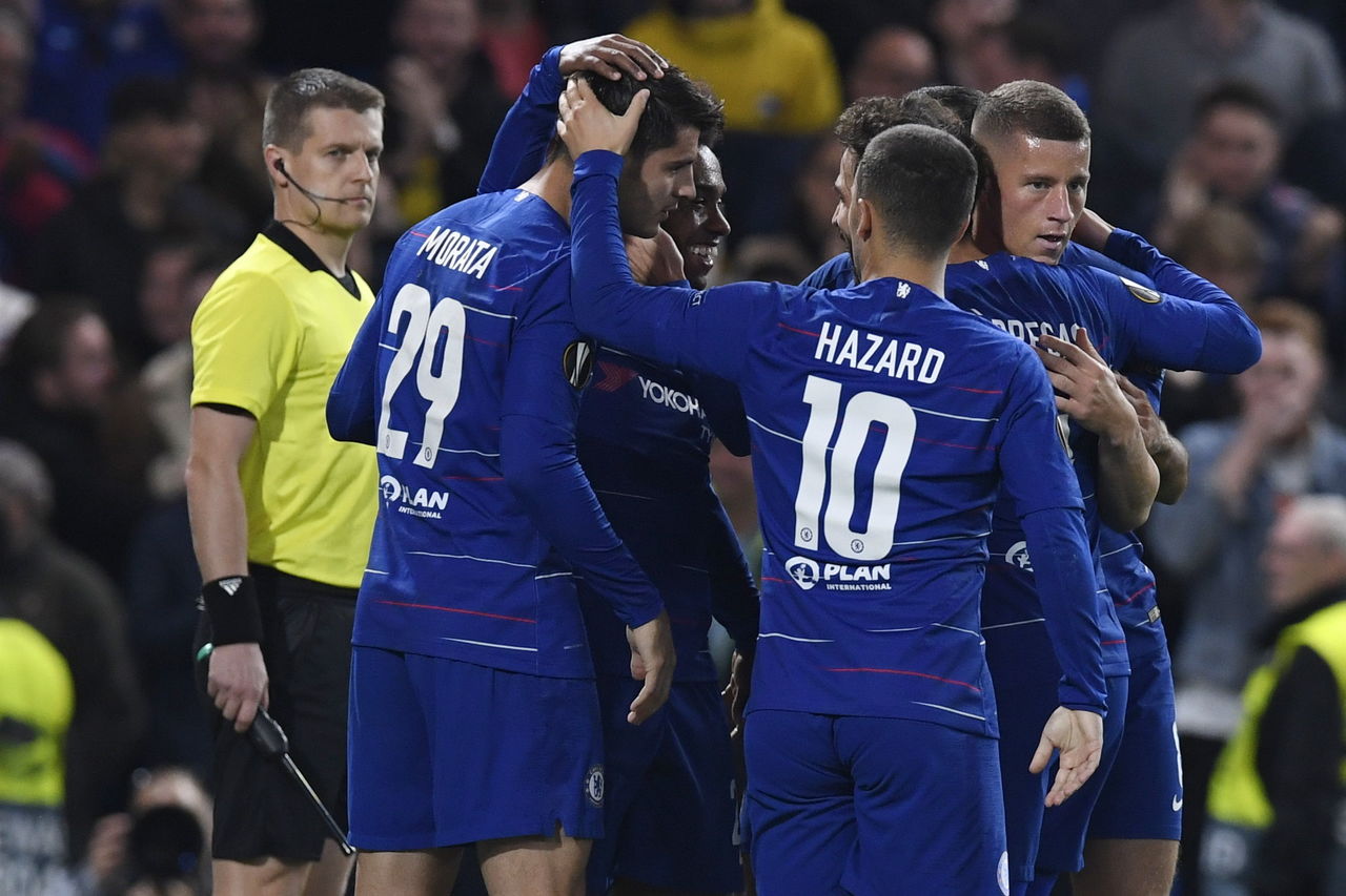 Alvaro Morata (i), del Chelsea, celebra con compañeros tras anotar un gol, durante un partido del Grupo L de la Liga Europea UEFA.