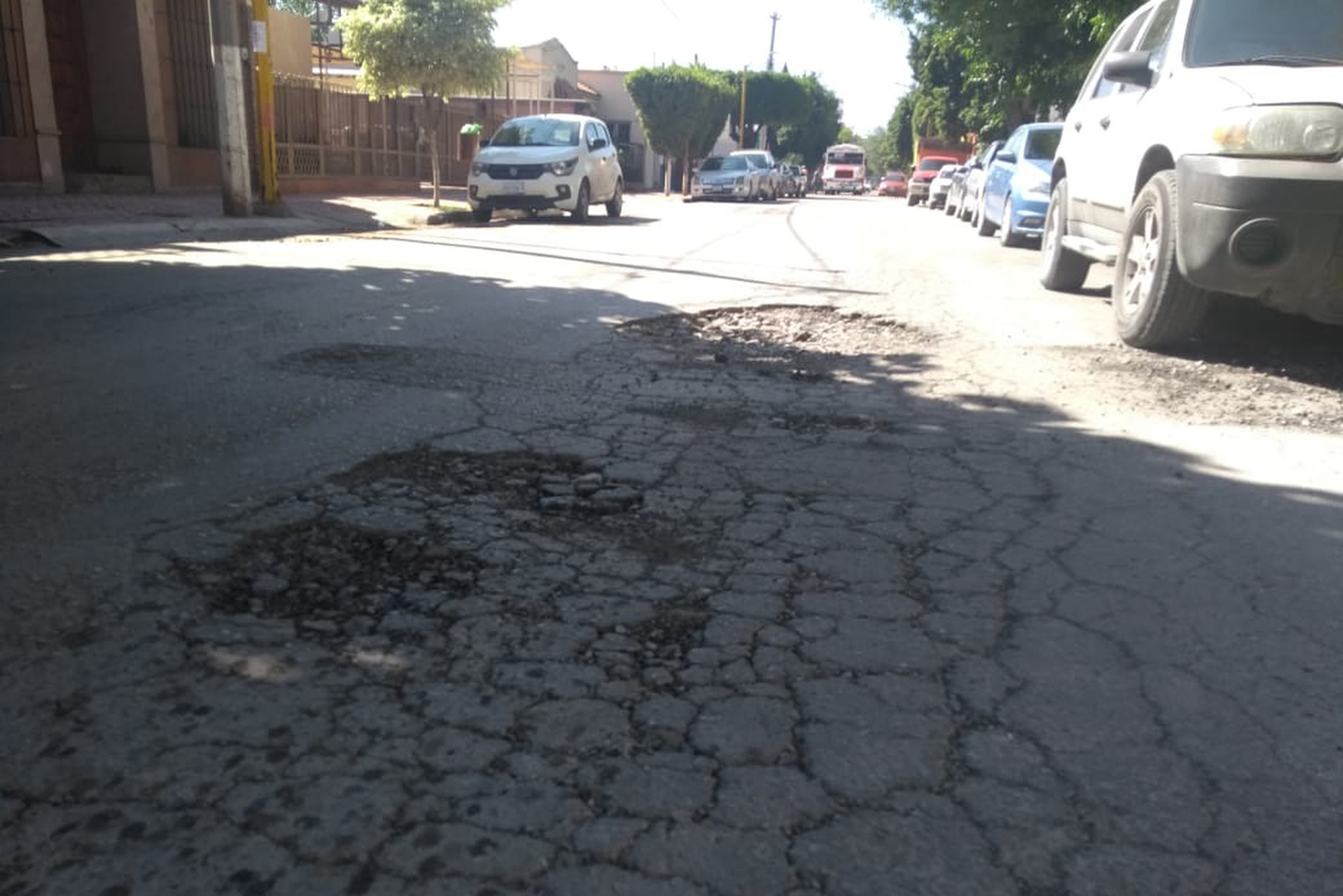 Baches. Así luce la avenida Coronado, pero el deterioro del asfalto del primer cuadro, causado por las lluvias, es evidente. (EL SIGLO DE TORREÓN)