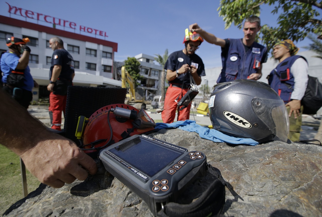Labor. Rescatistas continúan con labores de búsqueda tras el terremoto y el tsunami en Indonesia. (AP)