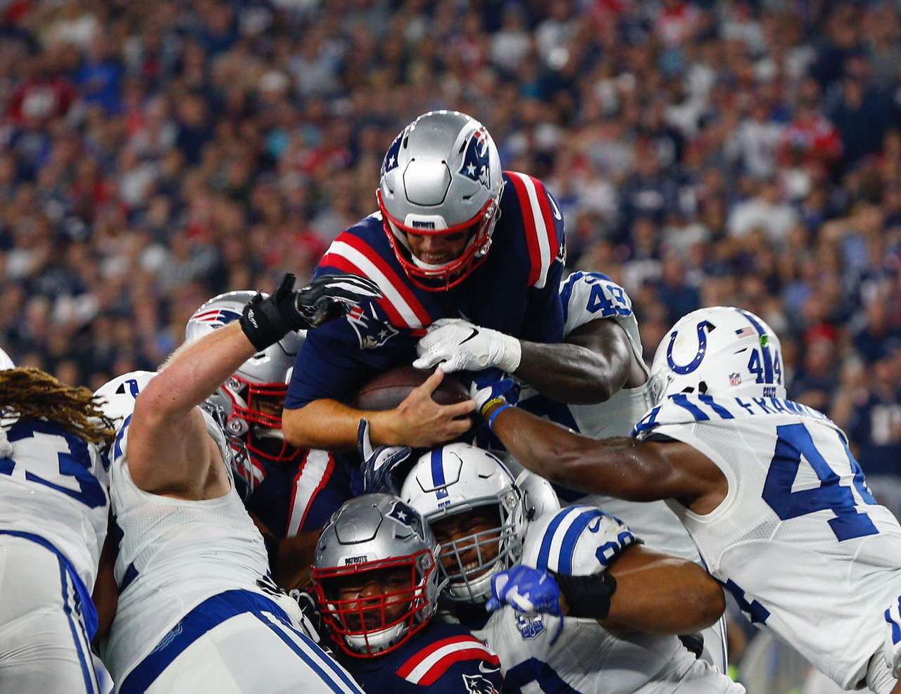 Tom Brady (c) en acción durante el partido entre los Colts de Indianápolis los Patriots, en el estadio Gillette.