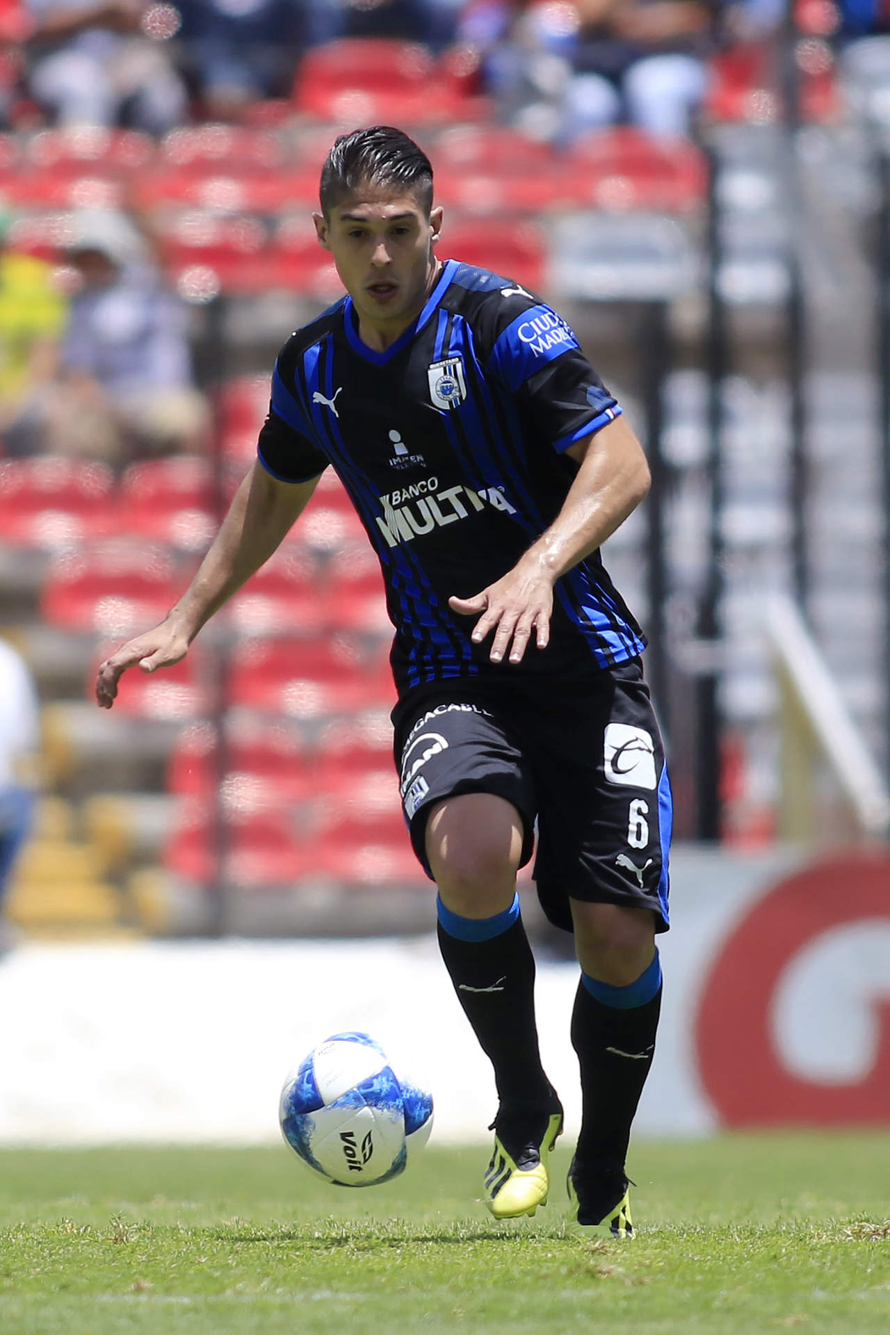 El jugador de los Gallos Blancos recibió su primer llamado al Tricolor de Ricardo Ferretti. (Jam Media)