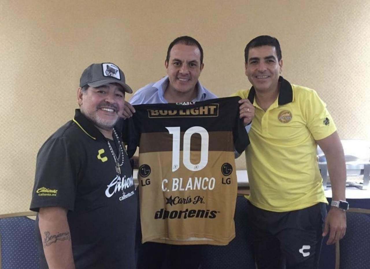 Cuauhtémoc Blanco aprovechó para platicar con Maradona y tomarse una foto con la camiseta con el número 10, la cual portó en los dos torneos que jugó con el equipo de Sinaloa. (ESPECIAL)