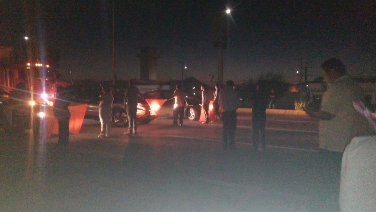 Bloqueo. Los vecinos bloquearon la circulación del Periférico sobre los carriles que corren de Lerdo a Torreón.