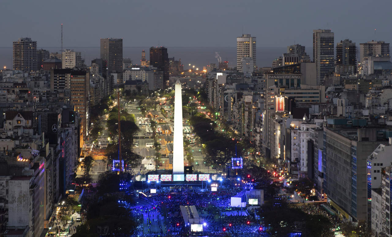 De la misma manera, el evento se realizó en pleno corazón de la ciudad, con la explanada del Obelisco como testigo, la cual albergó a poco más de 300 mil personas. (AP)