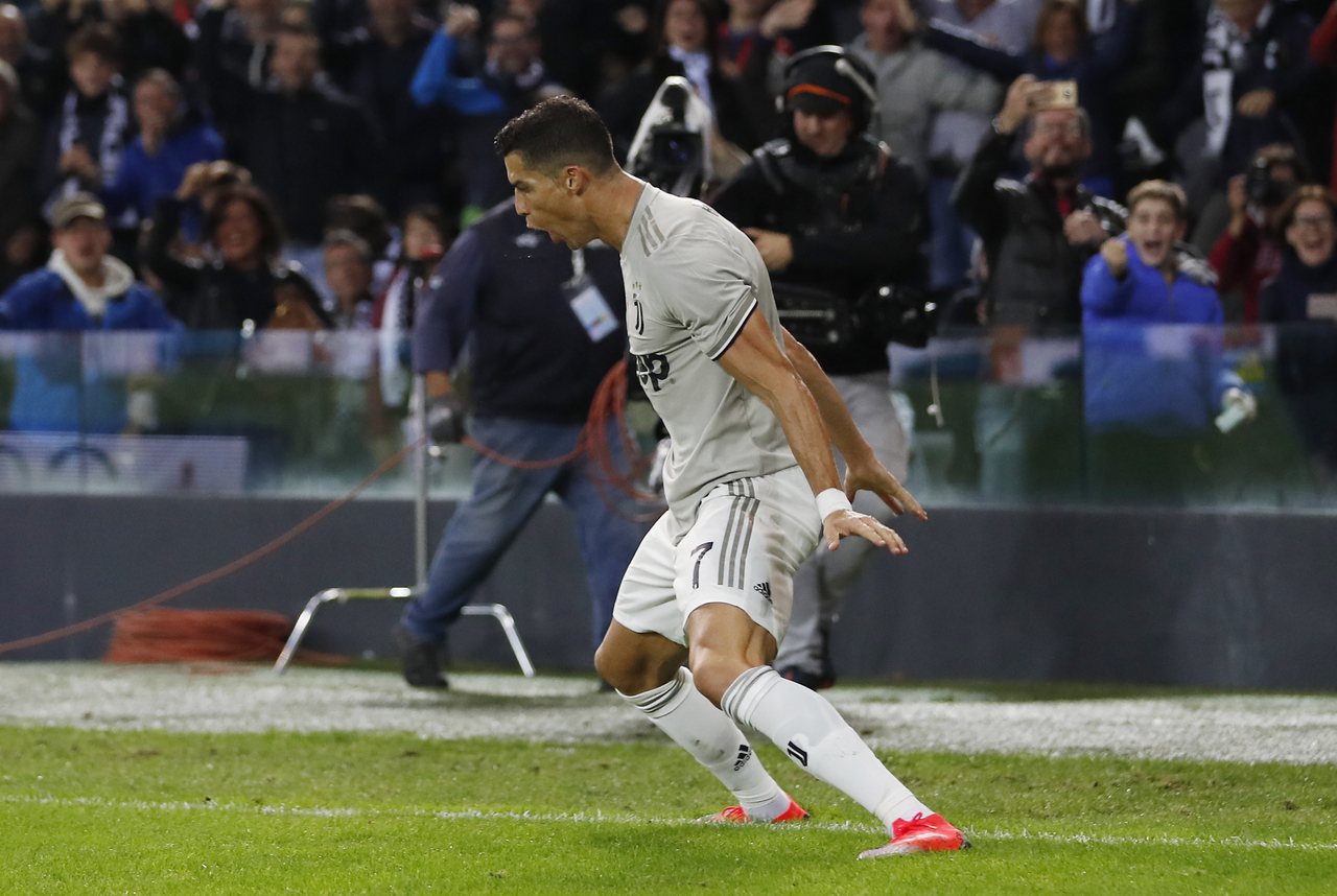 Cristiano Ronaldo celebra luego de anotar ayer el segundo gol de la Juventus en el triunfo 2-0 sobre Udinese.