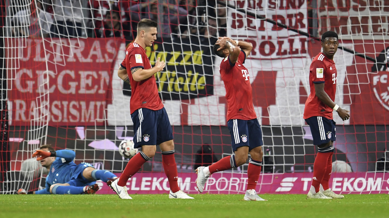 Jugadores del Bayern Múnich reaccionan luego de la tercera anotación del Borussia Moenchengladbach.
