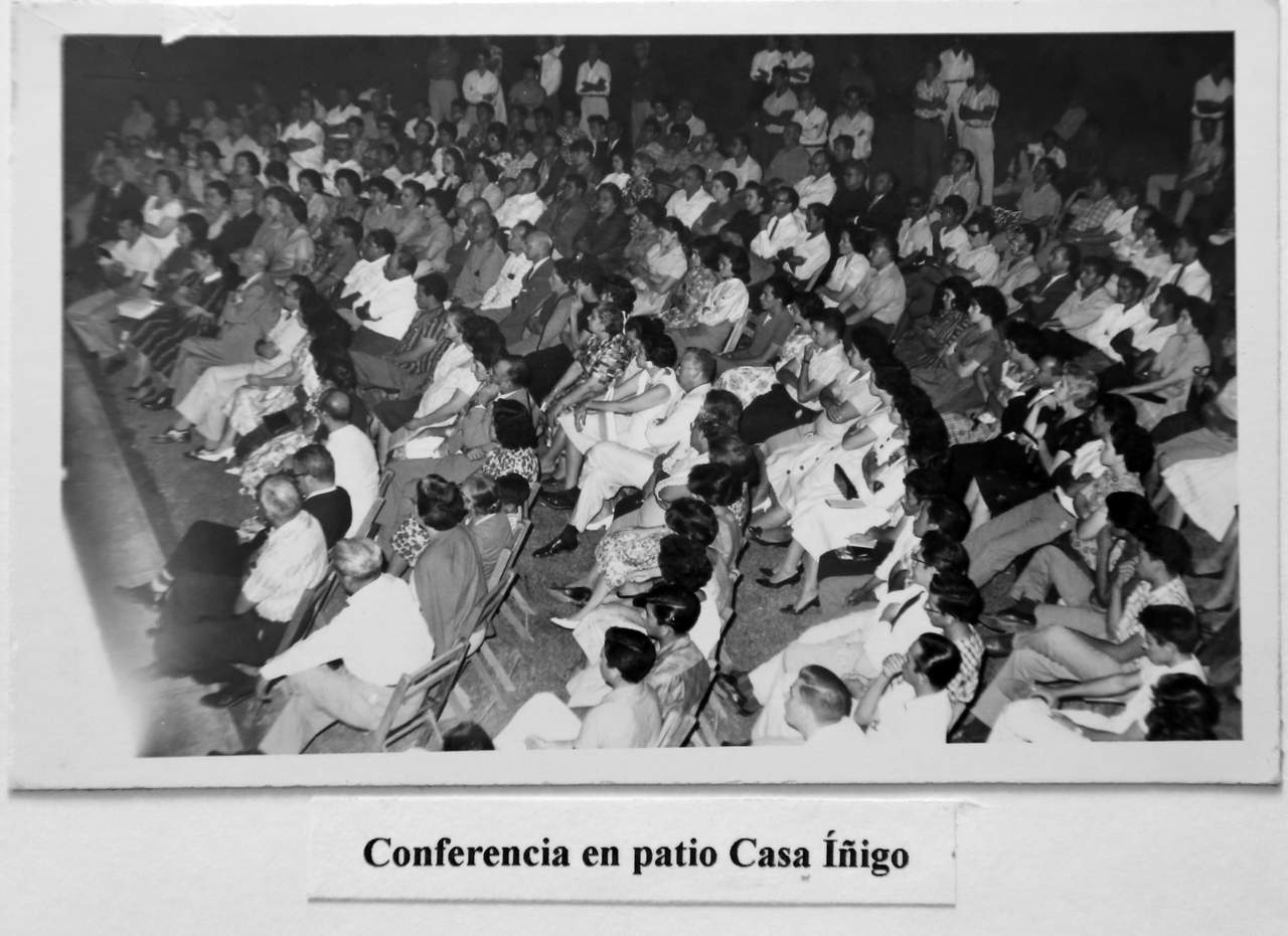 Conferencia en el patio de Casa Íñigo. Foto: Archivo Juan Agustín de Espinoza, Universidad Iberoamericana Torreón, Fondo No. 89 Padre David Hernández García, S.J. 
