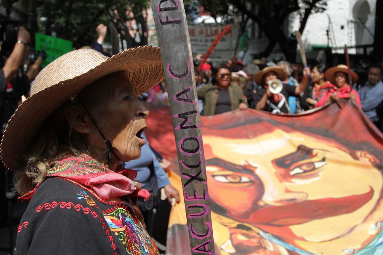  Habitantes de zonas aledañas a donde se construye el Nuevo Aeropuerto Internacional de la Ciudad de México (NAICM) arriban a la casa de transición del presidente electo, Andrés Manuel López Obrador, para pedir al próximo mandatario federal el cese a los trabajos de dicha obra. (ARCHIVO)