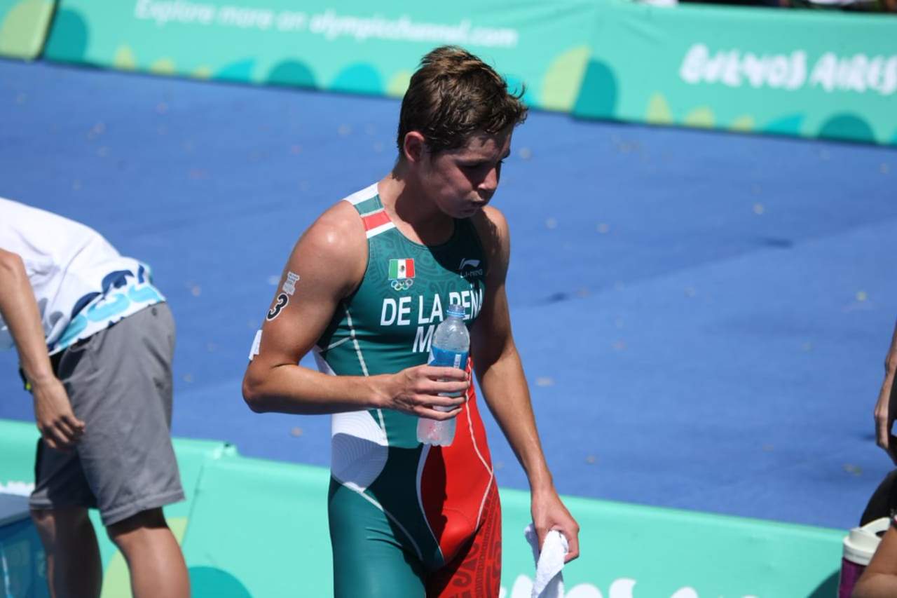 El tiempo oficial del triatleta juvenil de Torreón en Argentina, fue de 55 minutos y 45 segundos, donde remontó posiciones ante los mejores del mundo. (ESPECIAL)