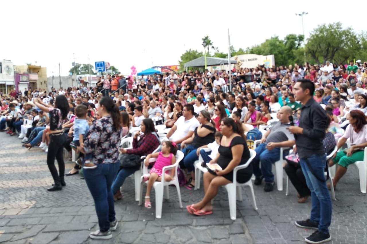 Más de cuatro mil personas asistieron al evento “Lazos que nos unen”, convocado por el DIF Frontera dentro de las actividades de lucha contra el cáncer. (EL SIGLO COAHUILA)