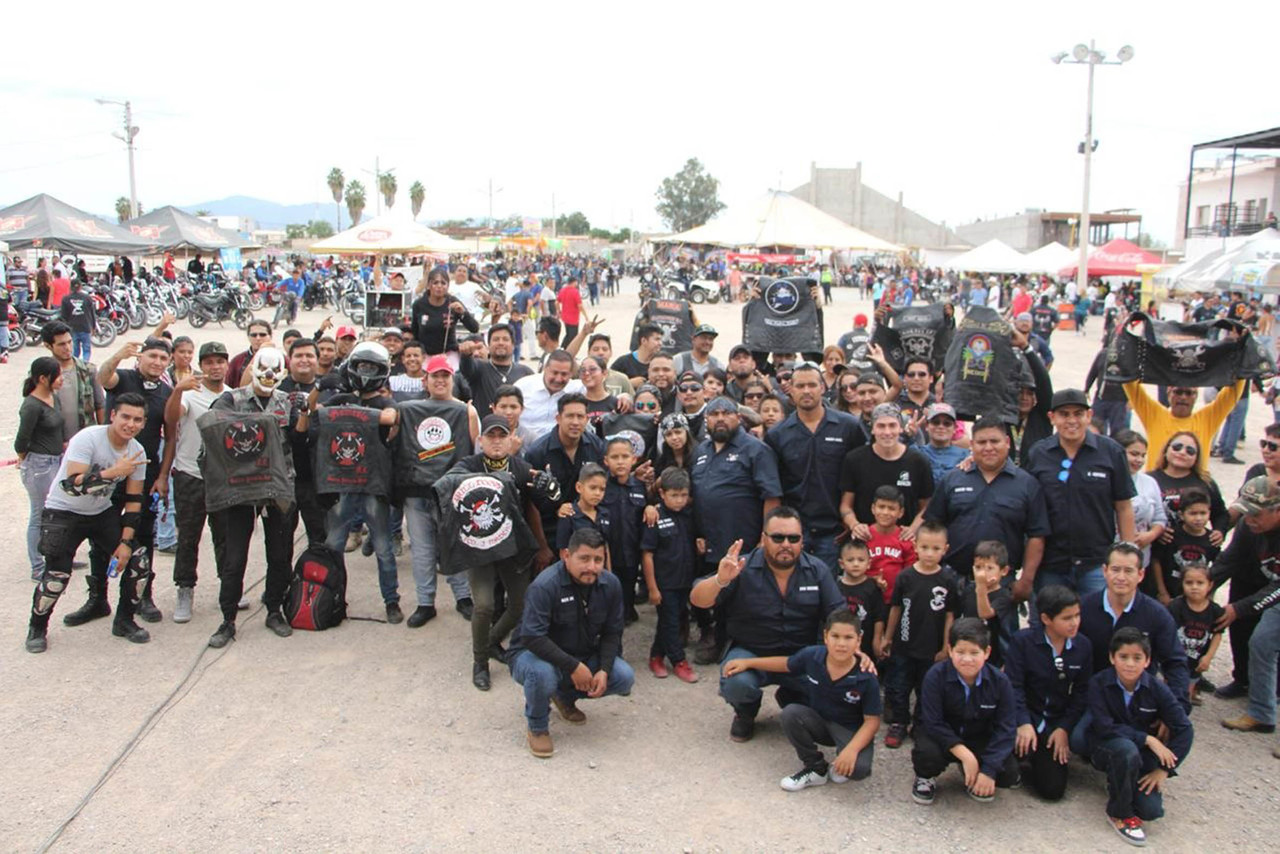 Celebración. Motociclistas de varias ciudades se reunieron para celebrar 14 años del club Ojo Rojo, en Madero. (EL SIGLO DE TORREÓN)