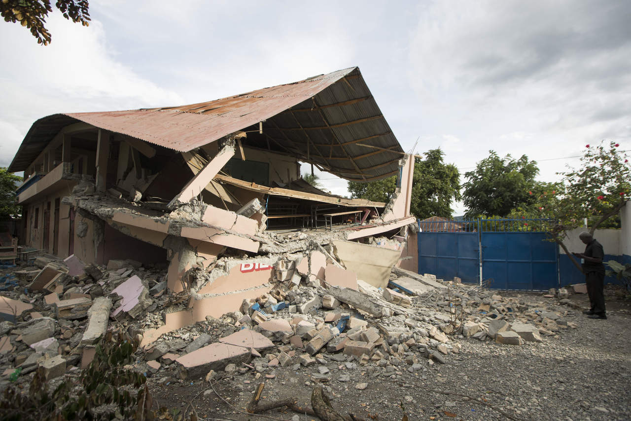 El sismo del sábado también destruyó cuatro escuelas y dañó miles de hogares. (EFE)