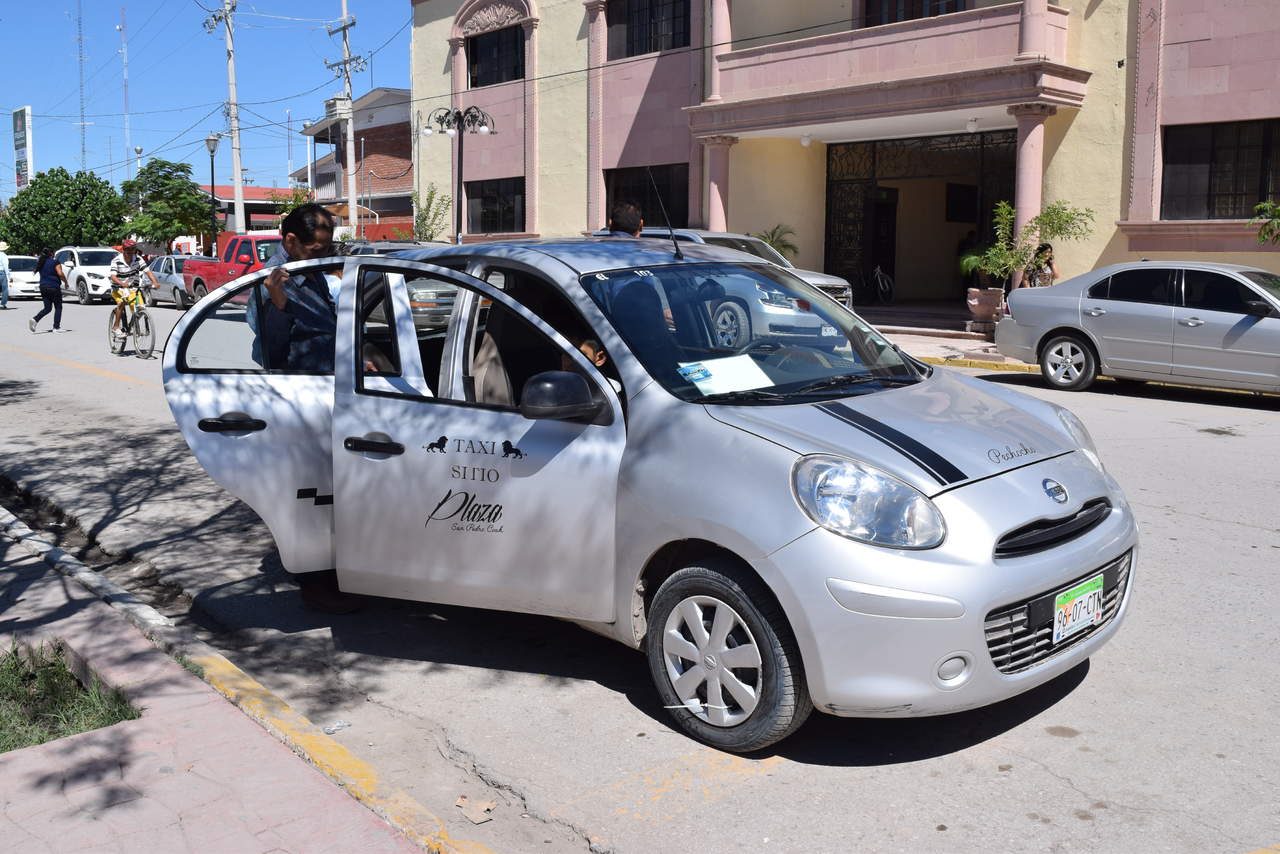 La regidora Sanjuana del Pilar Pérez, quien preside la Comisión de Autotransporte, manifestó que se recibieron 70 propuestas y la inscripción tiene un costo de 1,500 pesos, pero una vez que se haga la designación, a las personas que no sean seleccionados se les regresará el dinero. (EL SIGLO DE TORREÓN)