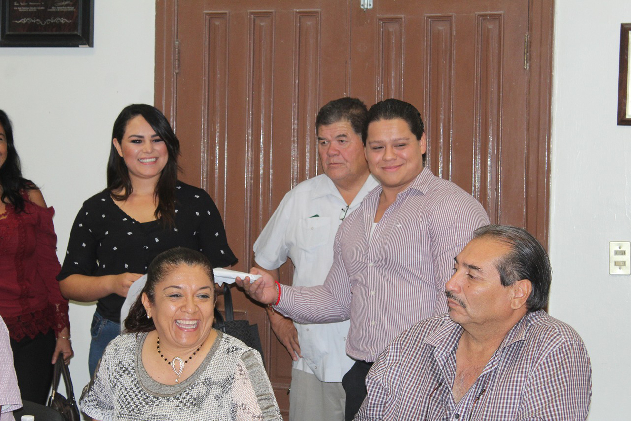 Entrega. La Asociación Civil Rotarac, entregó al DIF 150 mil pesos por la organización de la Feria de la Ciudad.  (EL SIGLO DE TORREÓN/MARY VÁZQUEZ)