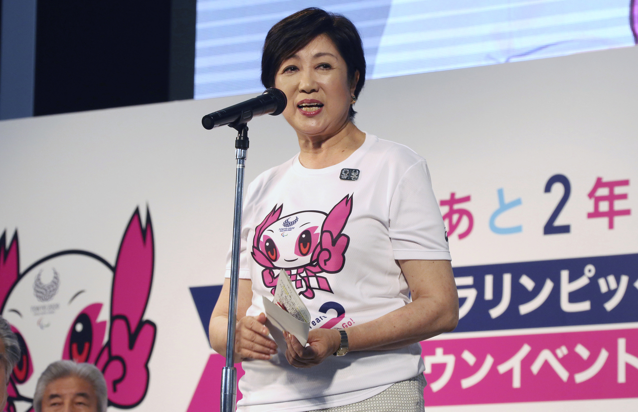 La gobernadora de Tokio Yuriko Koike durante un evento con la cuenta regresiva de dos años previo a los Juegos Paralímpicos de 2020.