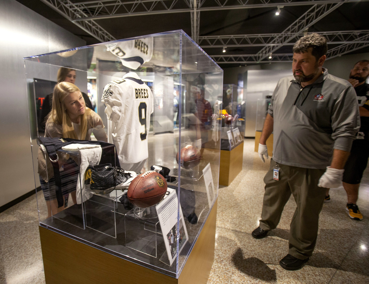 La indumentaria que usó Drew Brees, así como el balón con el que rompió el récord de más yardas por pase, ya está en el Salón de la Fama.