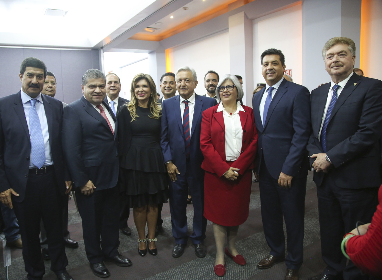 Encuentro. Andrés Manuel López Obrador se reunió ayer con gobernadores y presidentes municipales de la frontera norte del país. (NOTIMEX)