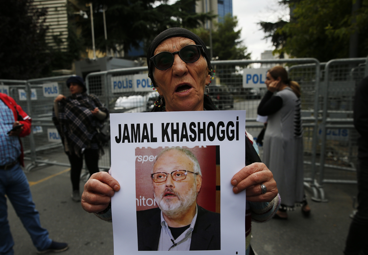 Riesgo. Un activista de Estambul, sostiene una pancarta con la imagen del periodista saudí desaparecido Jamal Khashoggi. (AP)
