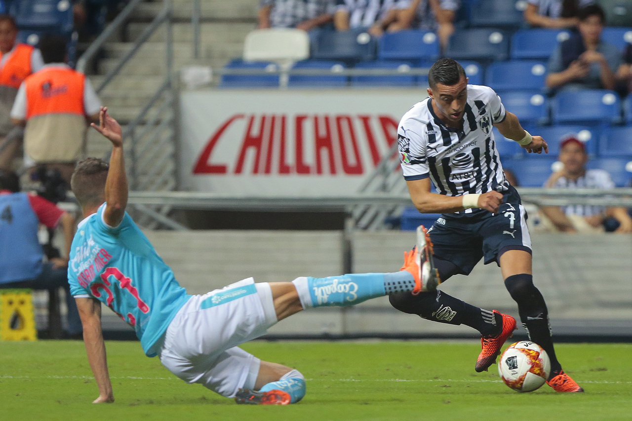 Rogelio Funes Mori (d), de Rayados, durante el juego de los cuartos de final del Apertura 2018 de la Copa MX en el Estadio BBVA.