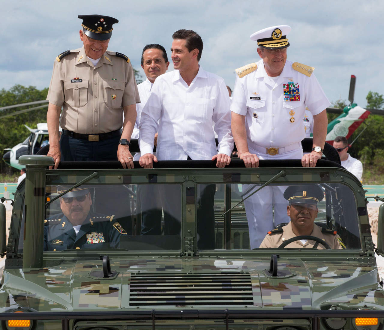 El presidente Enrique Peña Nieto calificó como 'cuentos chinos' las versiones que lo ubican, al concluir su mandato, viviendo fuera de México —en España o Reino Unido— y aclaró que será de nueva cuenta un ciudadano mexiquense. (NOTIMEX)