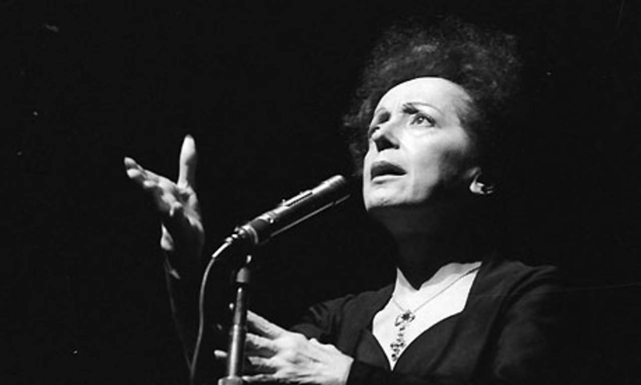1963: El mundo llora la muerte de Edith Piaf, reconocida intérprete francesa