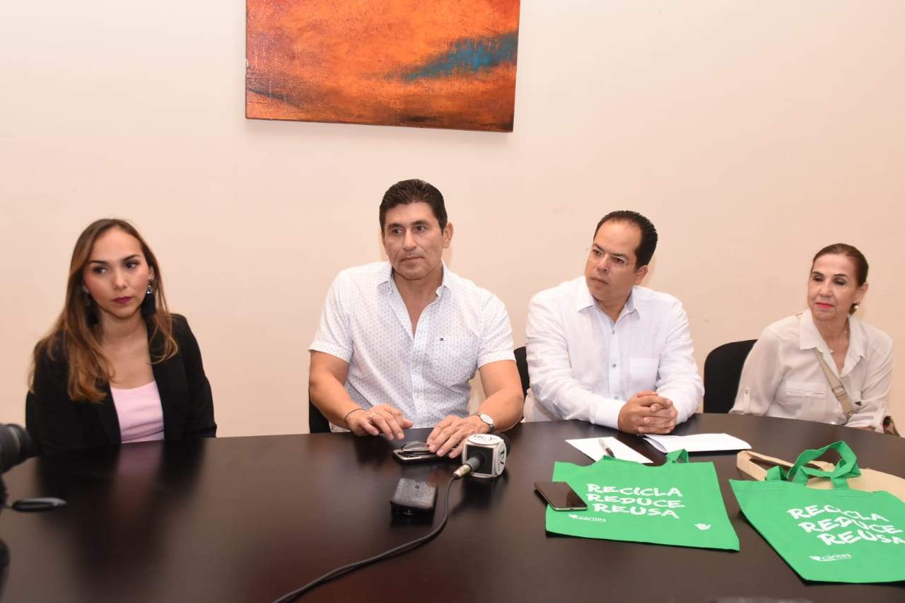 Miguel Kury y Saaré Rendón de Cáritas, y César Lozano anunciaron el inicio de la campaña “Alimenta”.