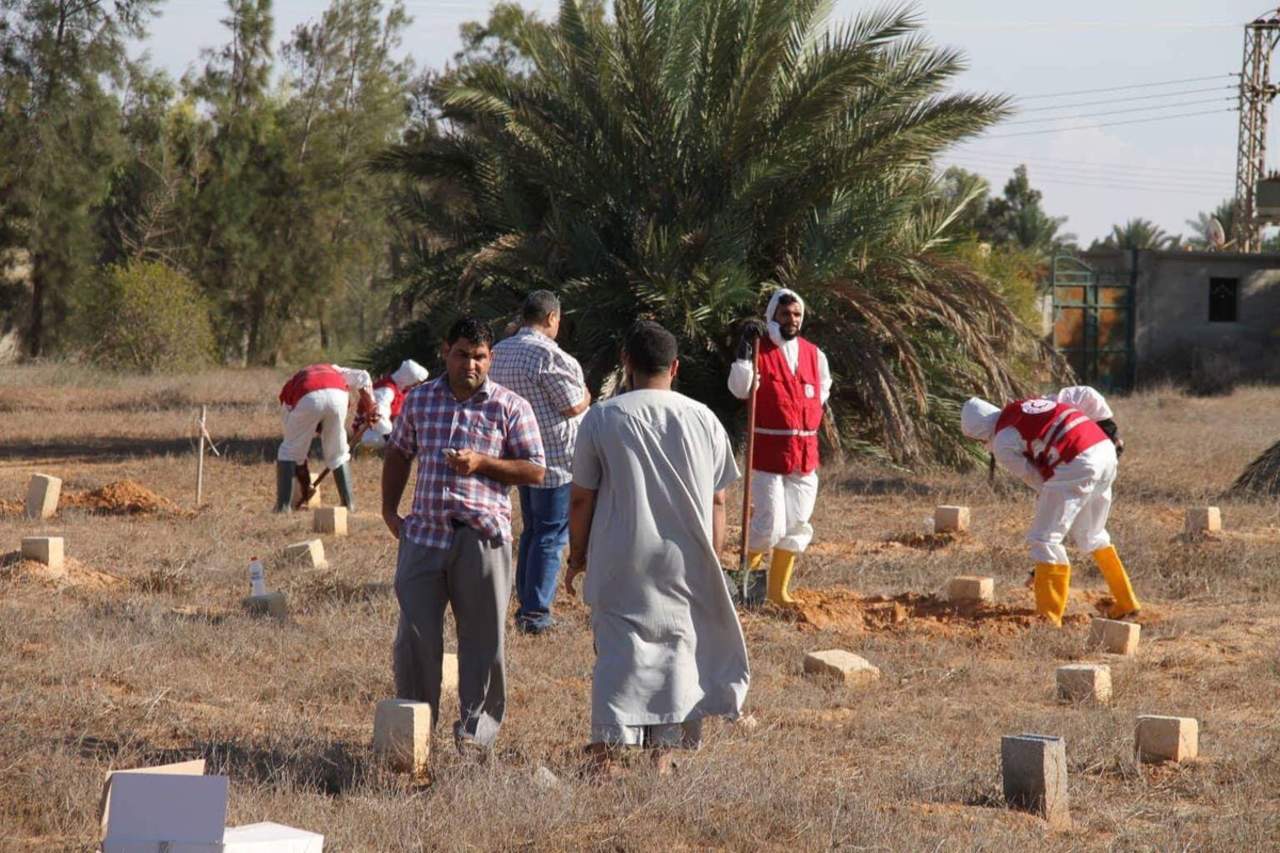 Según las mismas, la fosa fue hallada en una zona agrícola de Al Deheir, en el oeste de la localidad, y en ella había un total de 75 cuerpos en avanzado estado de descomposición que fueron exhumados en presencia de las autoridades judiciales. (ARCHIVO)