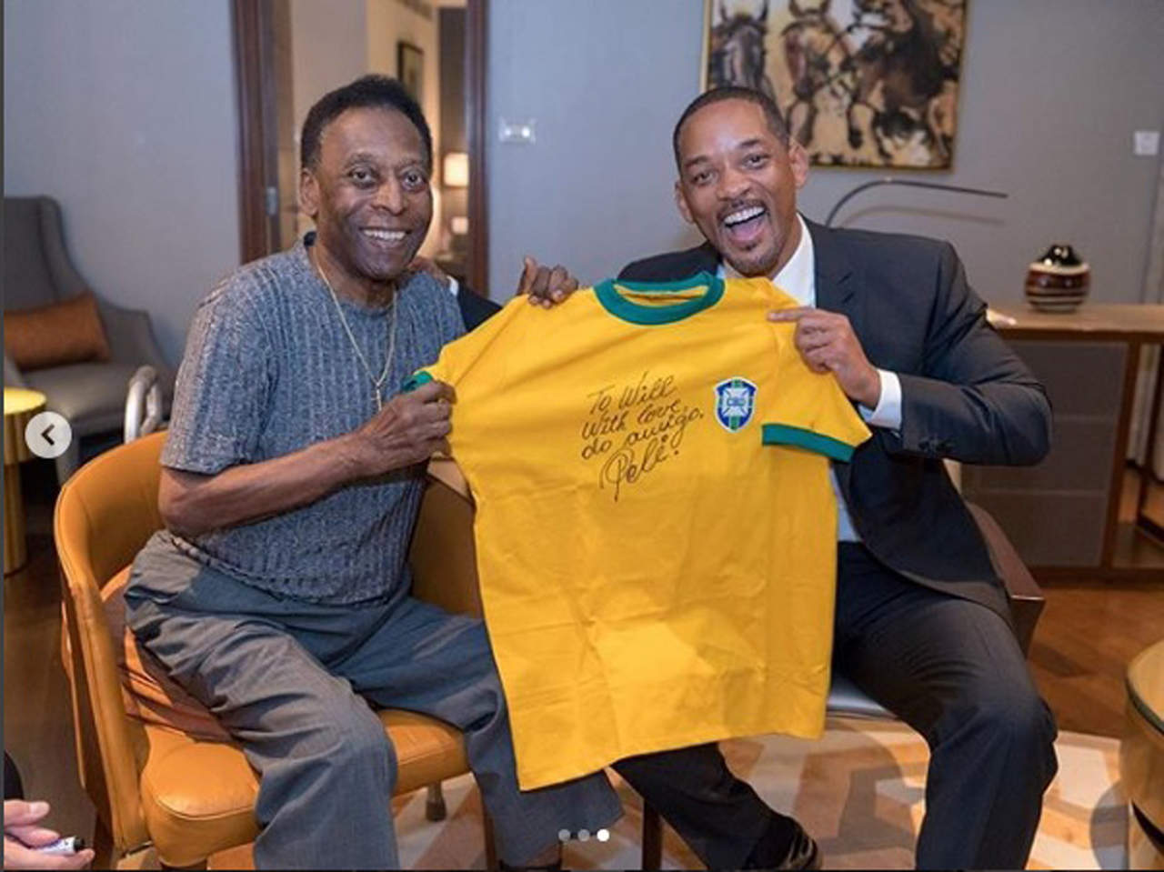 En una breve visita a Brasil para una cena gala, el actor se encontró con el exfutbolista, quien le regaló una playera de la selección brasileña. (ESPECIAL)