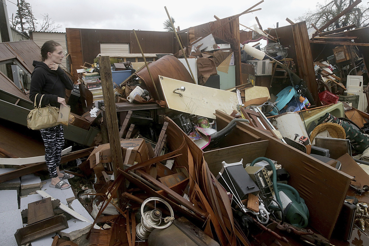 Destrucción. Haley Nelson observa los daños que ocasionó el huracán Michael en su propiedad. (AP)