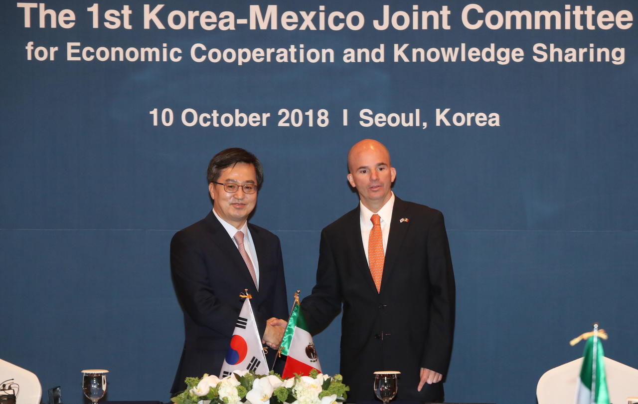 Compromiso. El ministro de Finanzas de Corea del Sur, Kim Dong-yeon (i), da la mano a su homólogo mexicano, José Antonio González Anaya (ARCHIVO)