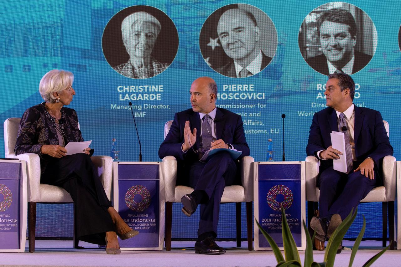 Foro.La directora gerente del FMI, Christine Lagarde, el comisario europeo de Asuntos Económicos y Financieros, Pierre Moscovici (c), y el director general de la Organización Mundial de Comercio, Roberto Azevedo. (EFE)