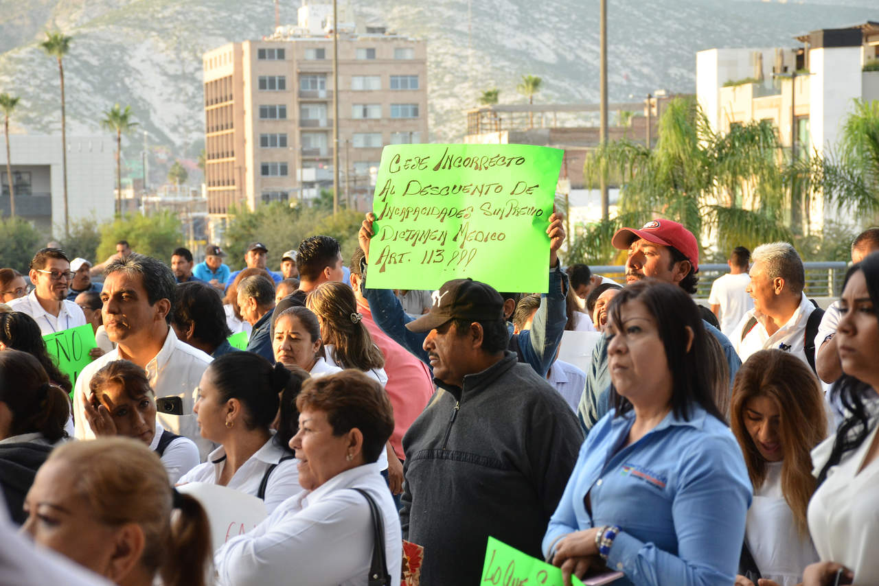 Alrededor de mil trabajadores de los dos sindicatos del Ayuntamiento de Torreón iniciaron un paro de labores. (FERNANDO COMPEÁN)
