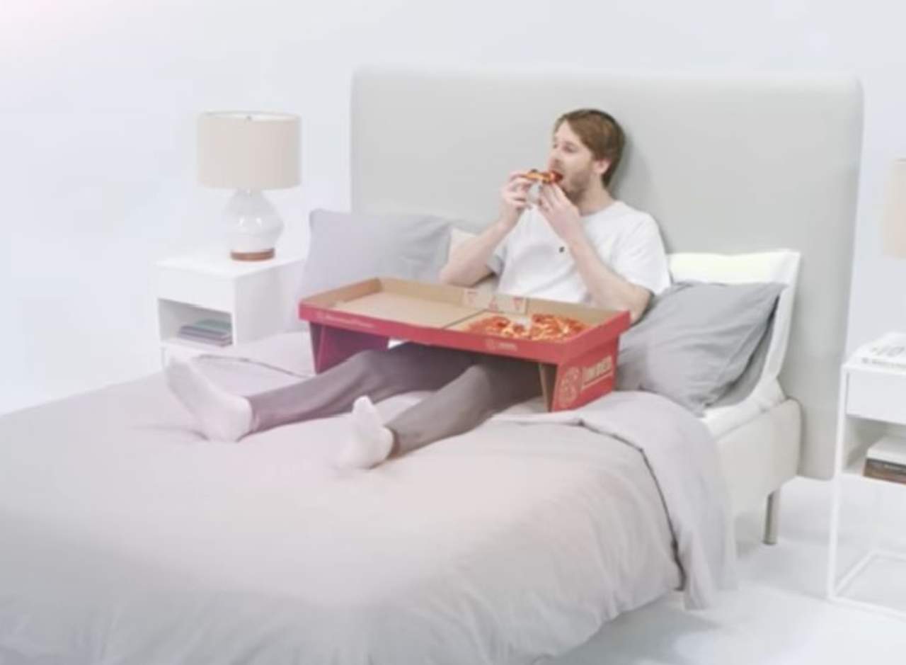 La caja de pizza ideal para el amante de comer en la cama
