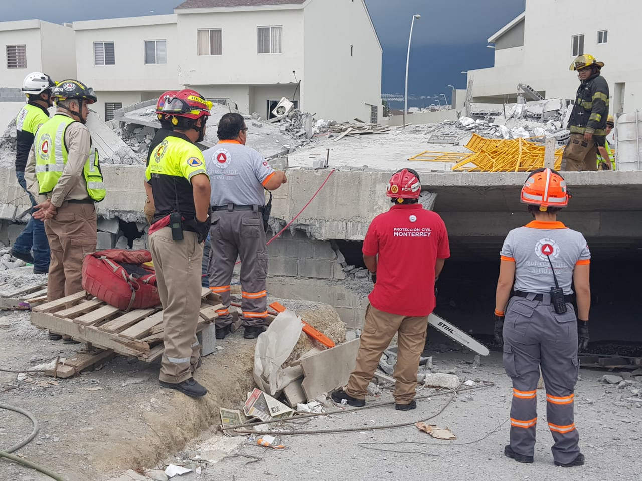 Suman cinco muertos por derrumbe en Monterrey