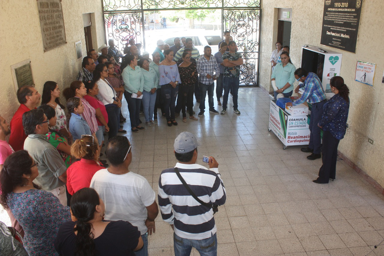 Apoyo. Ayer se realizó la entrega del desfibrilador por parte de la Secretaría de Salud al ayuntamiento de San Pedro. (EL SIGLO DE TORREÓN/GUADALUPE MIRANDA)