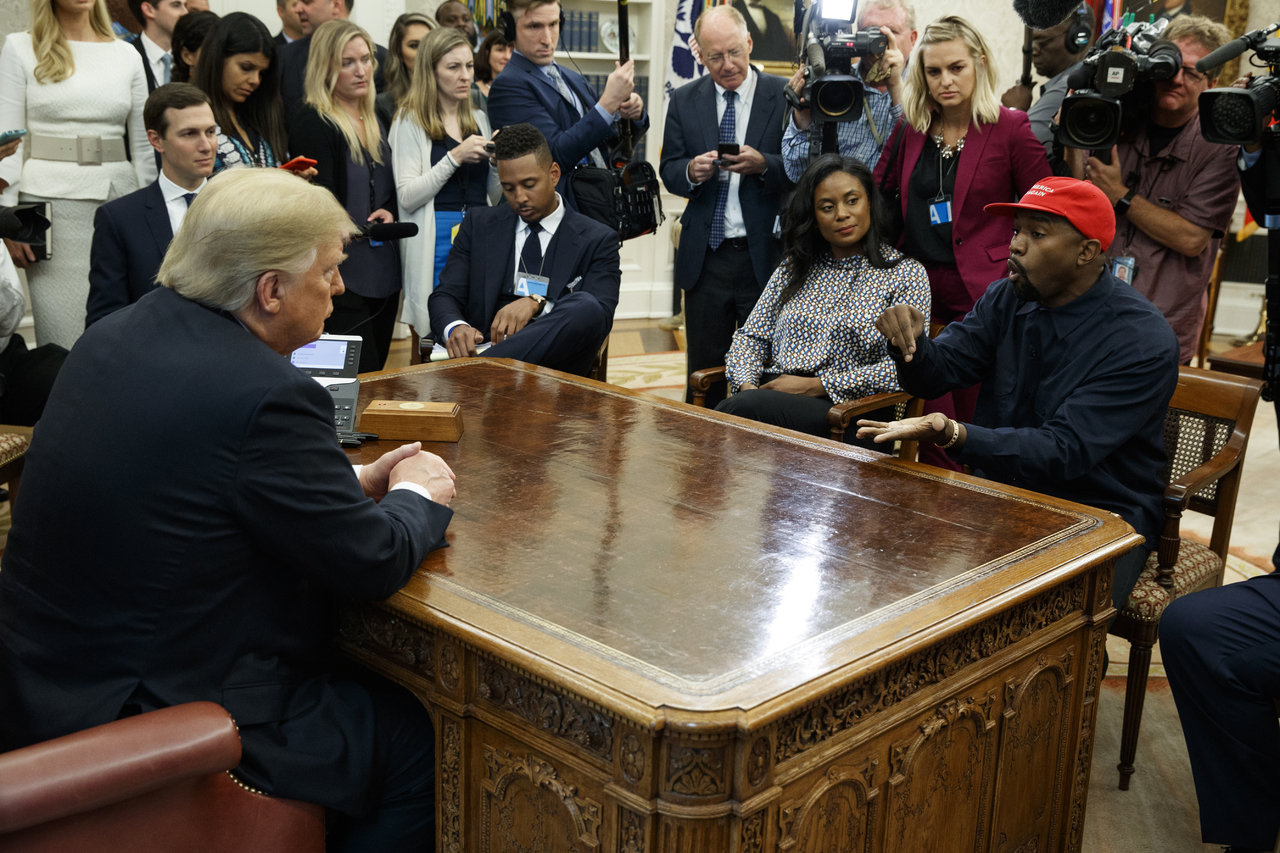 Plática. El rapero, quien describió a Trump como su 'hermano', visitó la Casa Blanca para conversar con el presidente. (ARCHIVO)
