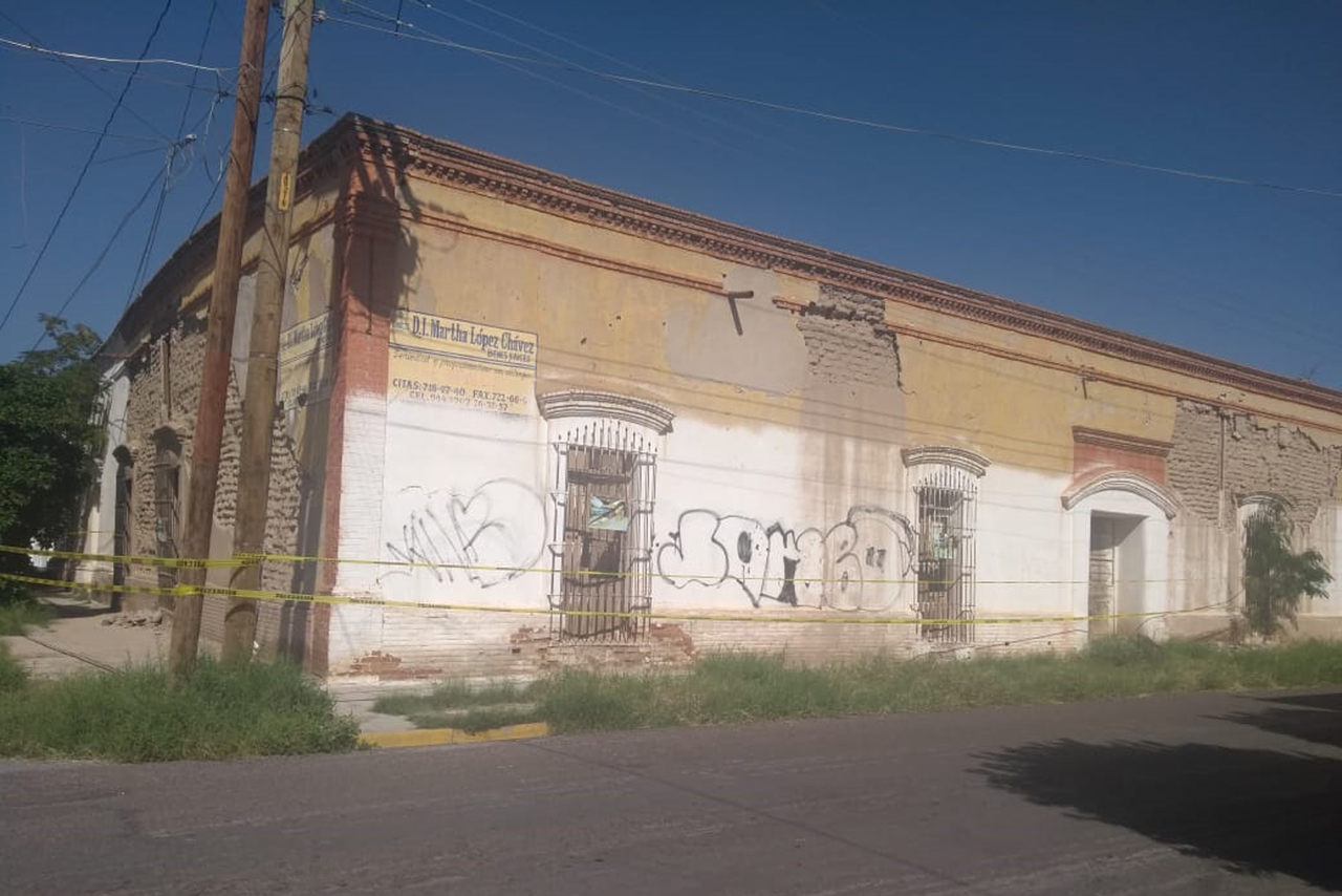 Casa. Así se encuentra el inmueble de la avenida Belisario Domínguez y calle Hidalgo. Las lluvias empeoraron su estado. (EL SIGLO DE TORREÓN)